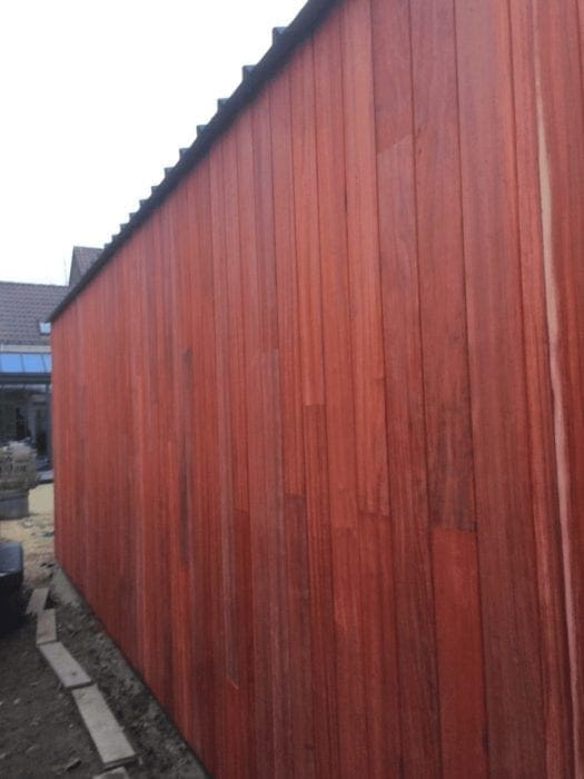 Detail padoek pergola met glazen wand