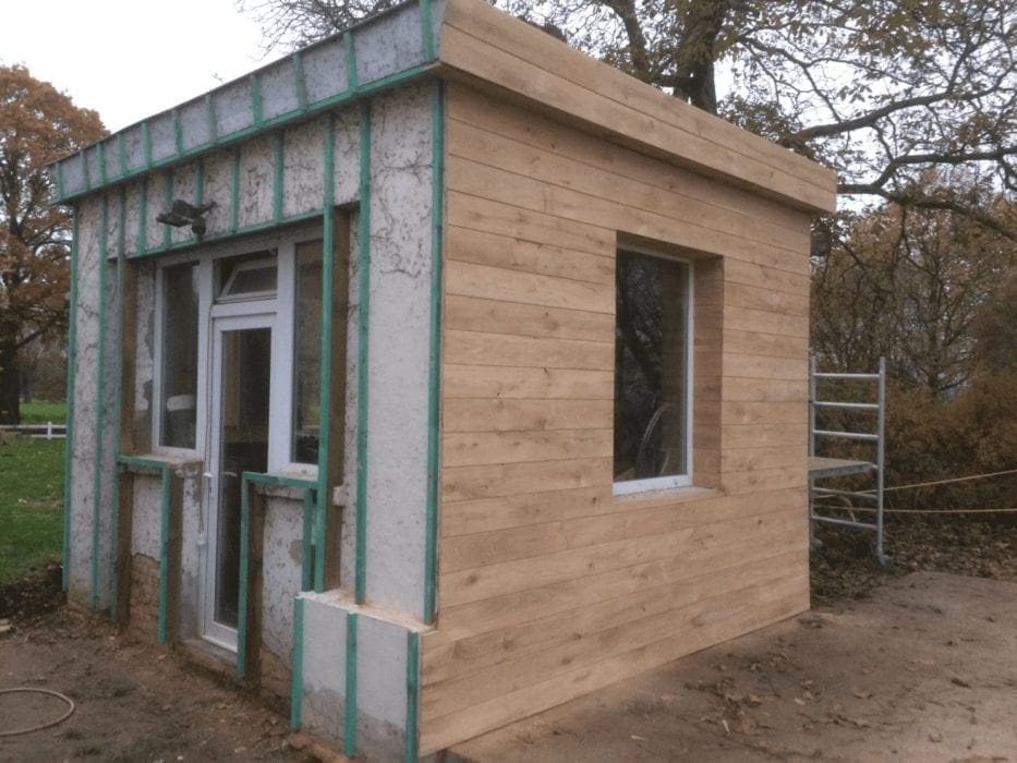 Gevel herbekleed in eikenhout naast nieuw bijgebouw
