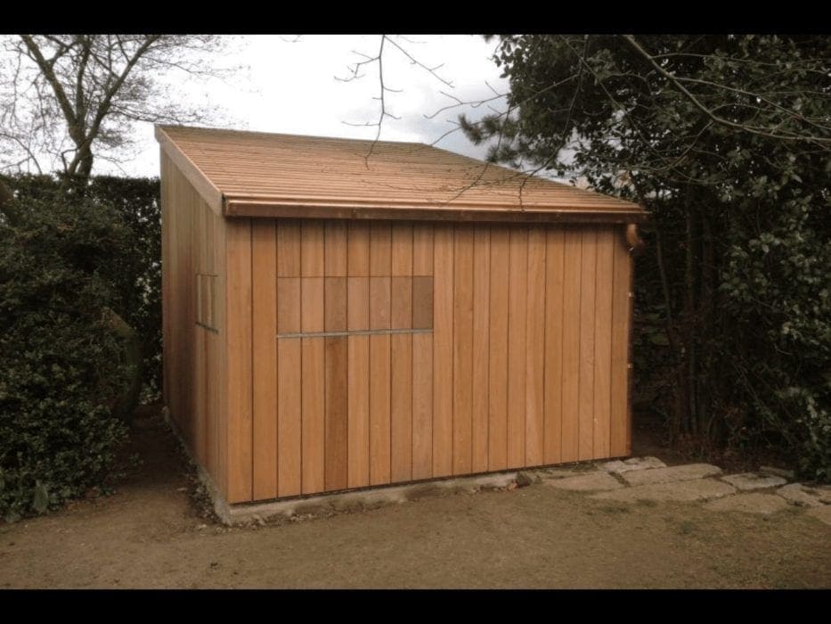 Compact bangkirai tuinhuis met zadeldak