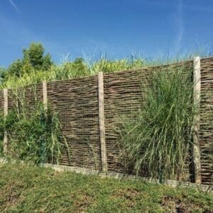 Hazelaarscherm tuinschermen hazelaar vlechtscherm gespleten vakkundig gevlochten met hazelaarstakken horizontaal of verticaal te gebruiken, een mooie natuurlijke tuinafscheiding gemaakt van snoeihout, geen boskap, milieuvriendelijk.