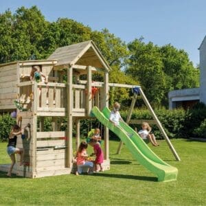 Grote houten speeltoren met schommel en glijbaan