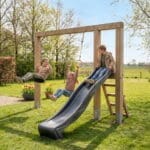 EXIT Linea Massiv 140 houten schommel met glijbaan en turnringen