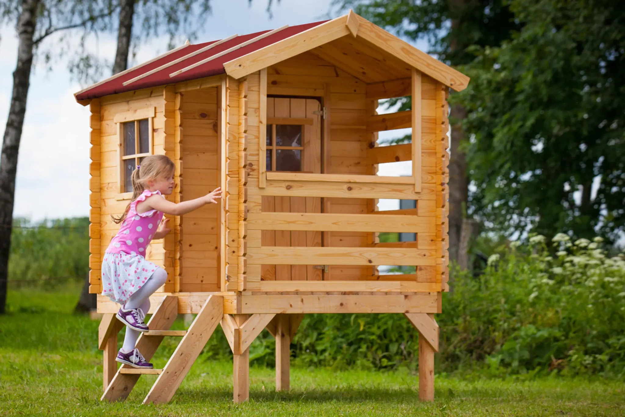 Holz-Spielhaus M501B mit Podest für Kinder – 130 × 164 cm – Bild 3