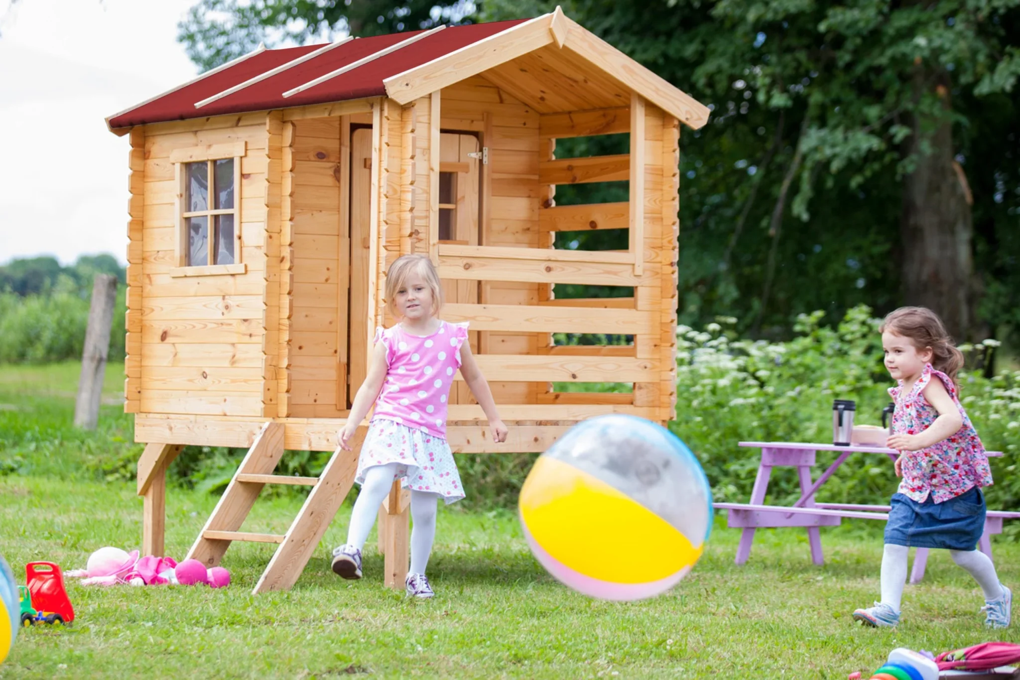 Holz-Spielhaus M501B mit Podest für Kinder – 130 × 164 cm – Bild 2