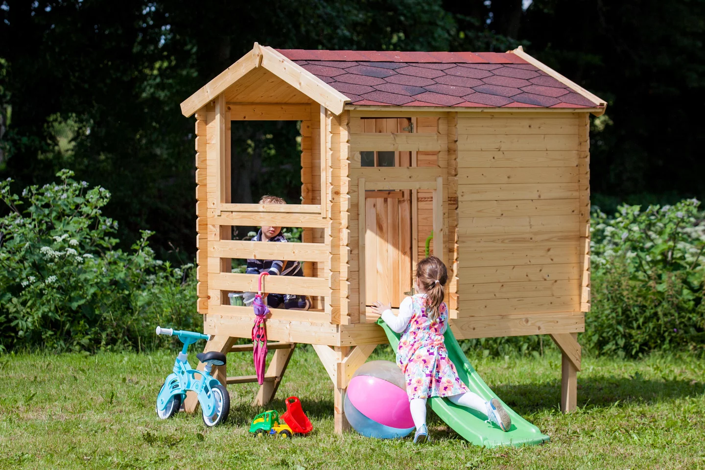 Holz-Spielhaus M501C mit Rutsche für Kinder – 130 × 164 cm – Bild 2